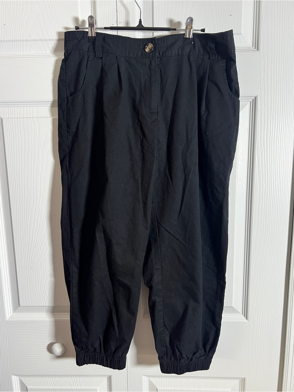 HALARA Black Ankle-Cuff Cropped Pants